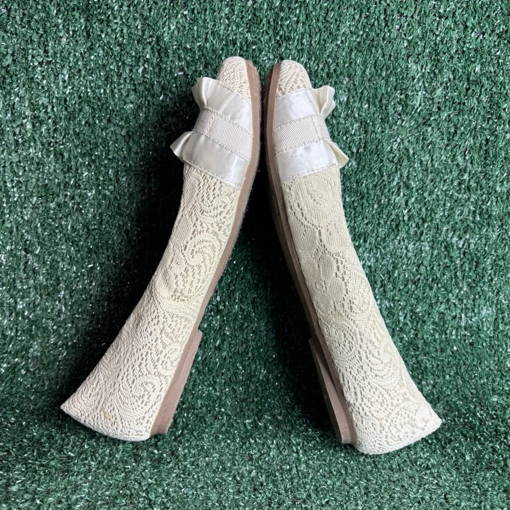 NEW Fergalicious Lace Ruffle Bow Romantic Ballet Flats Cream Ivory Womens Sz 8.5